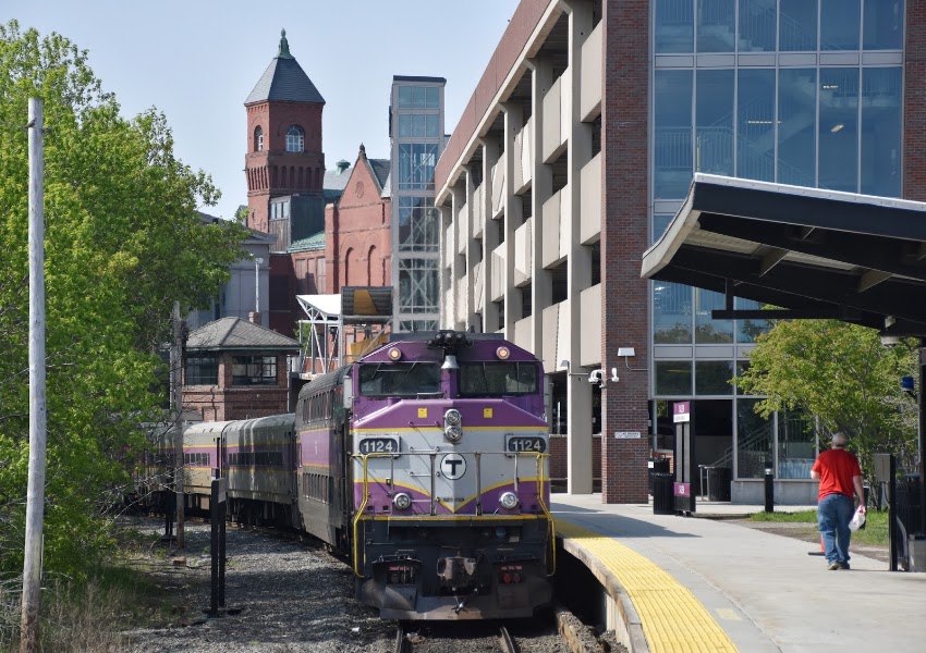 Salem Autumn Stroll via Commuter Rail in Salem, MA (30m north)